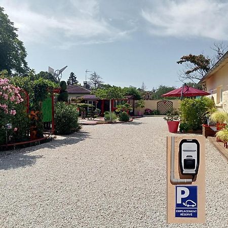Une Pause Quelque Part Avec Recharge Pour Voiture Electrique Saint-Medard-de-Guizieres المظهر الخارجي الصورة