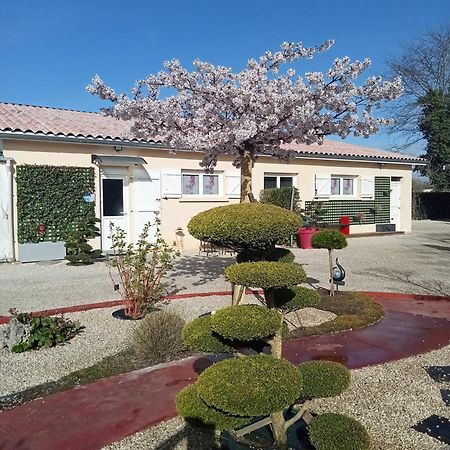 Une Pause Quelque Part Avec Recharge Pour Voiture Electrique Saint-Medard-de-Guizieres المظهر الخارجي الصورة