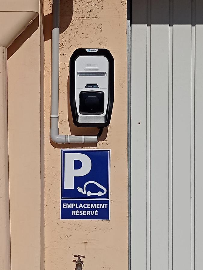 Une Pause Quelque Part Avec Recharge Pour Voiture Electrique Saint-Medard-de-Guizieres المظهر الخارجي الصورة