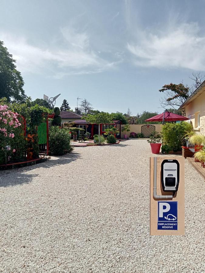 Une Pause Quelque Part Avec Recharge Pour Voiture Electrique Saint-Medard-de-Guizieres المظهر الخارجي الصورة