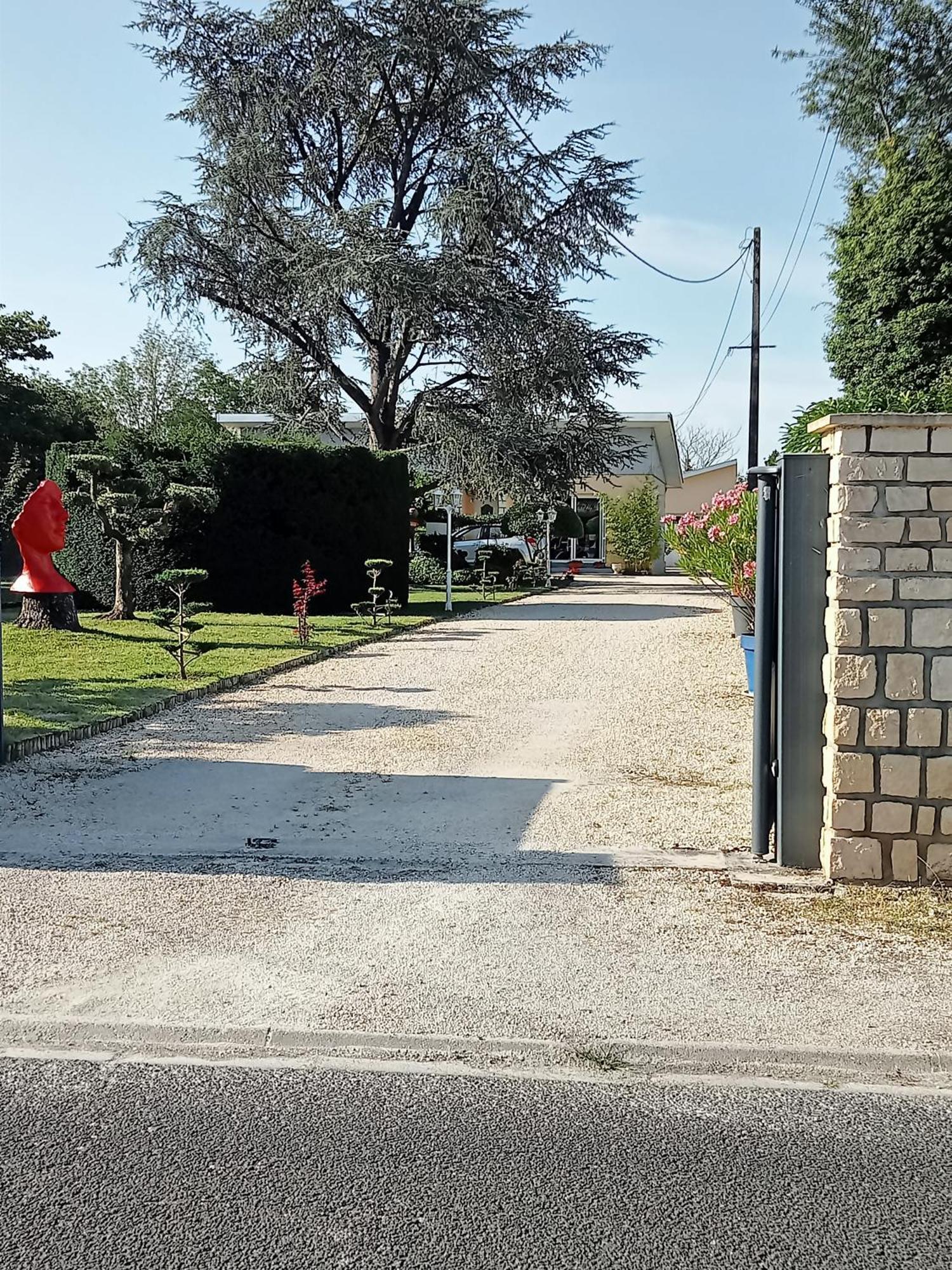 Une Pause Quelque Part Avec Recharge Pour Voiture Electrique Saint-Medard-de-Guizieres المظهر الخارجي الصورة