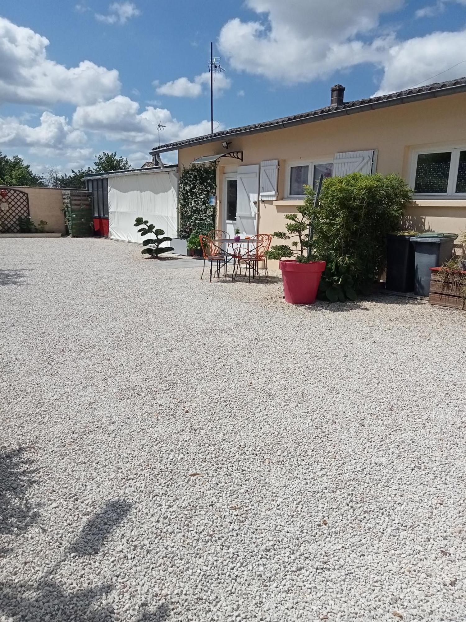 Une Pause Quelque Part Avec Recharge Pour Voiture Electrique Saint-Medard-de-Guizieres المظهر الخارجي الصورة
