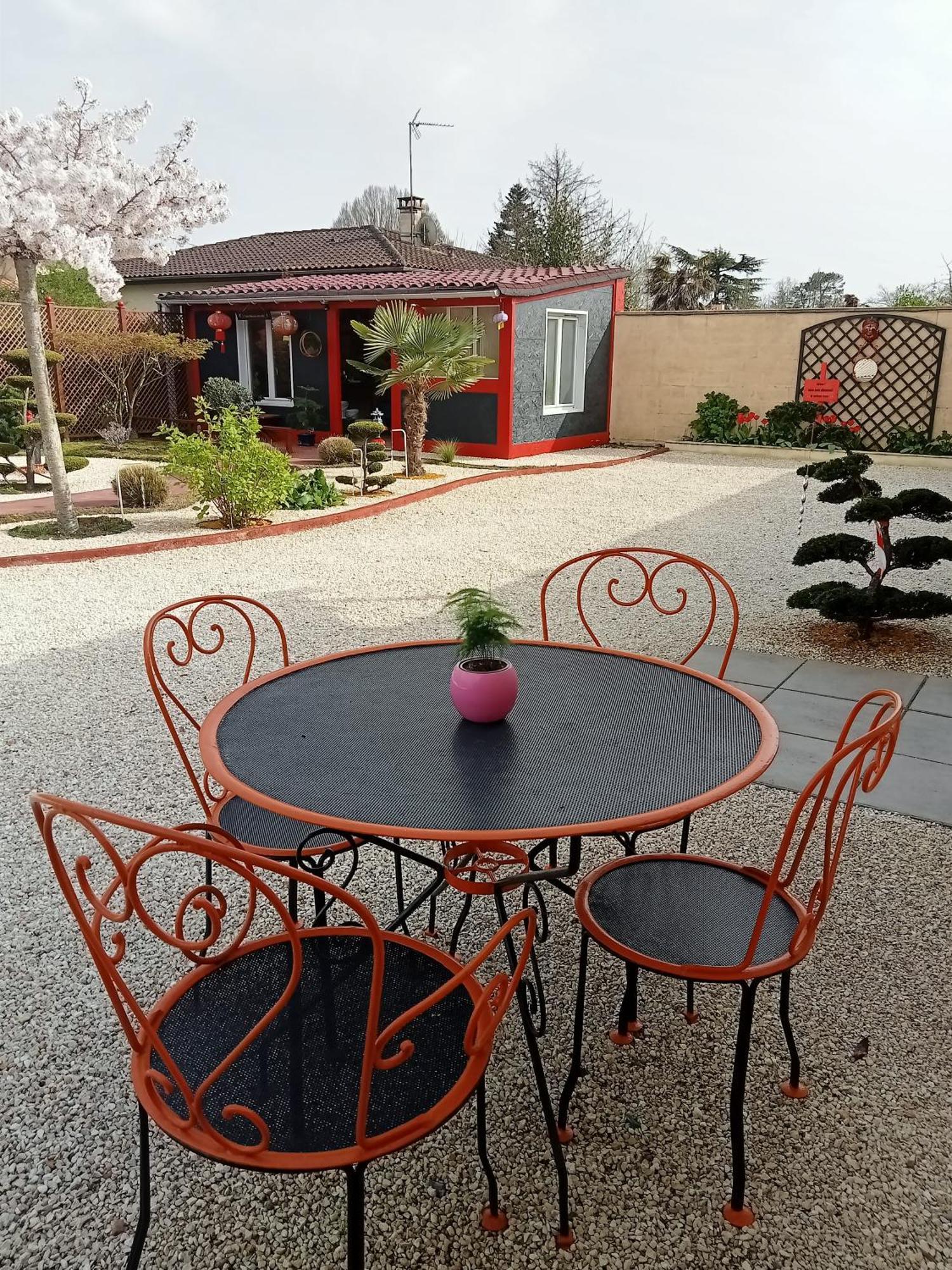 Une Pause Quelque Part Avec Recharge Pour Voiture Electrique Saint-Medard-de-Guizieres المظهر الخارجي الصورة